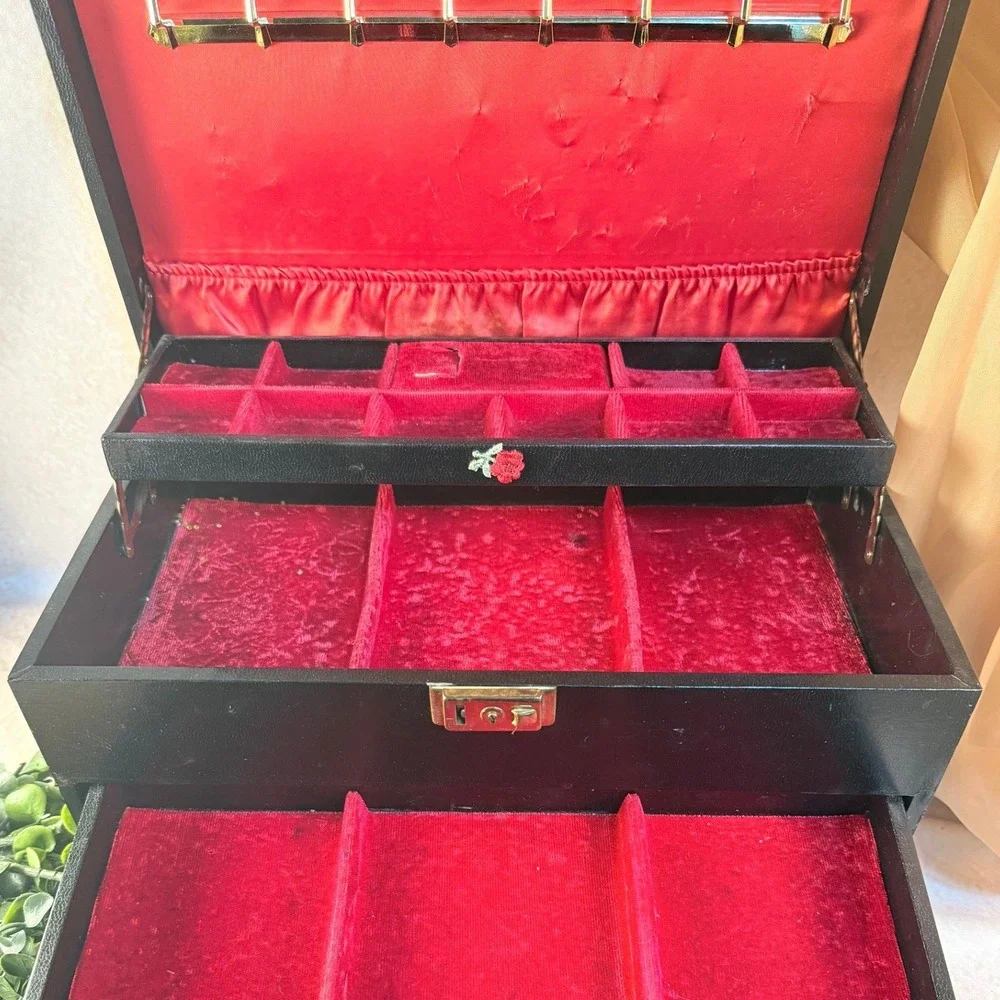 Black and Gold Mele Jewelry Box